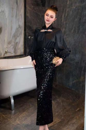 فستان سهرة فخم مزين بكرستال والقصة من تحت اسكيني ع...