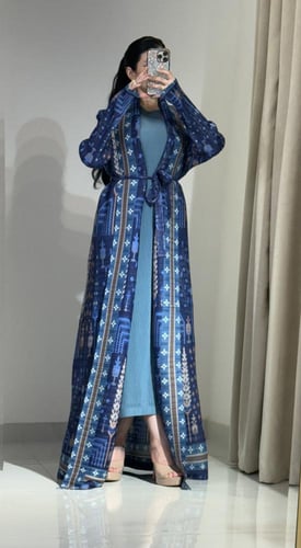 عبايا ترنديه متعددة الالوان