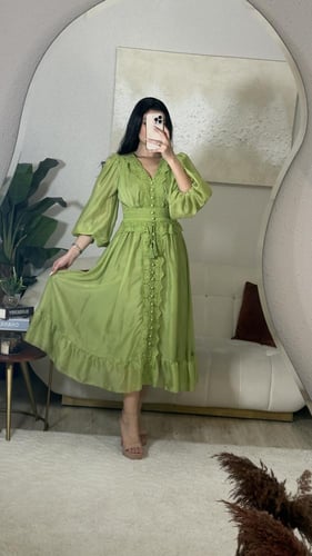 فستان ميدي راقي ناعم مزين بالزراير من نفس الخامه