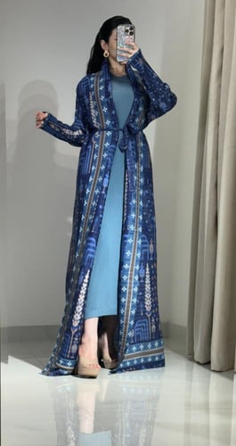 عبايا ترنديه متعددة الالوان