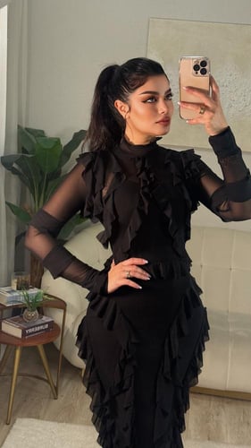 فستان طويل فخم بقصة ترسم الجسم