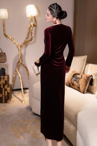 فستان مخمل ناعم مزين بالكلفه المطرزة