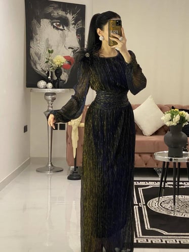 فستان طويل سهرة مزين بكلفه ريش