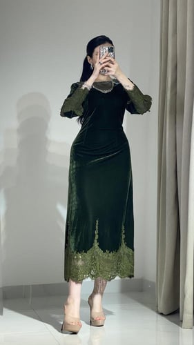 فستان ناعم سهره راقي مزين بلاين الكريستال على الصد...