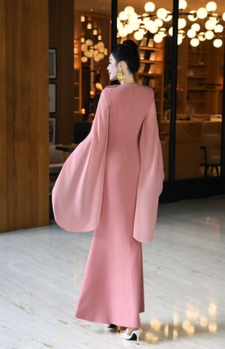 فستان طويل سهرة فخم مزين بالكلفة المطرزة بالشك وال...