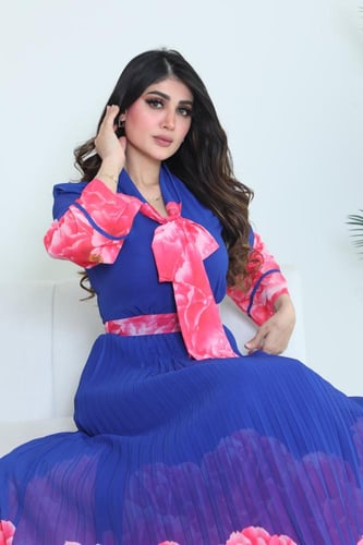 فستان طويل بتوريدات بالاطراف