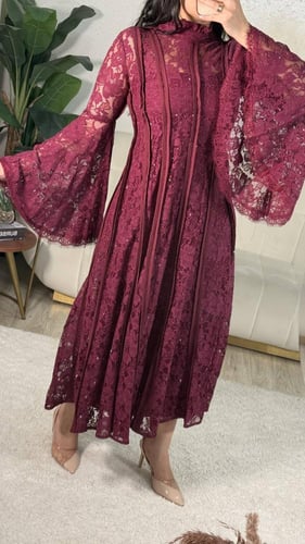 فستان الدانتيل مع بوينت الكريستال نثر على الفستان