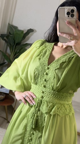 فستان ميدي راقي ناعم مزين بالزراير من نفس الخامه