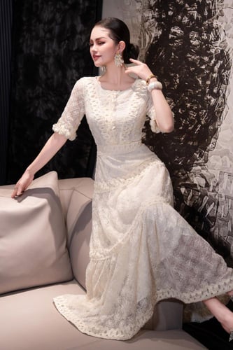 فستان طويل فخم مزيّن بطبقات القيطان