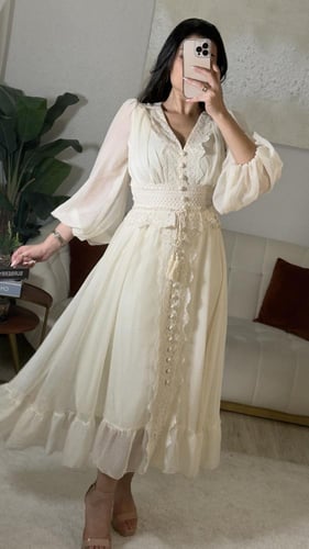 فستان ميدي راقي ناعم مزين بالزراير من نفس الخامه