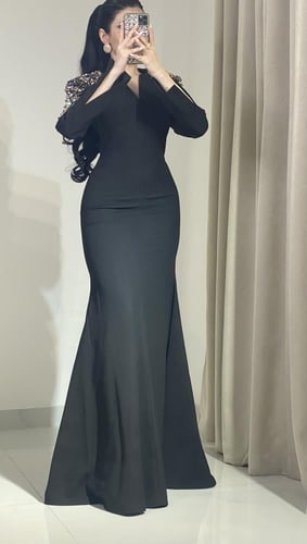 فستان طويل راقي مزين الكريستال واللؤلؤ