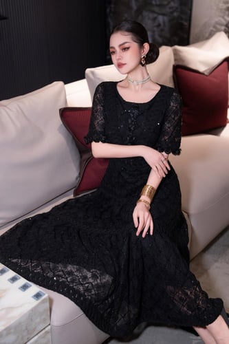 فستان طويل فخم مزيّن بطبقات القيطان