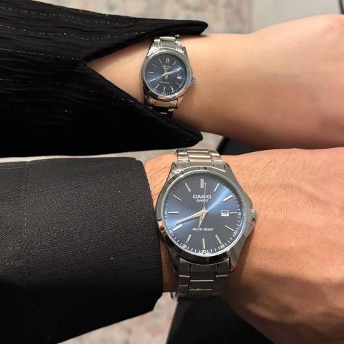 ساعتيّ كوارتز كحلي