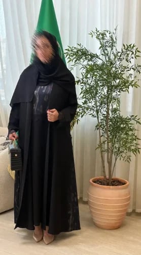 عباية سوداء مع فستان مزينة بنقوش ملونة ودانتيل مع طرحة