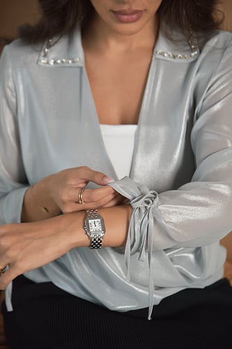 بلوزة شيفون فضي لامعة بأكمام طويلة