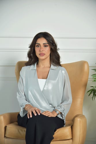 بلوزة شيفون فضي لامعة بأكمام طويلة