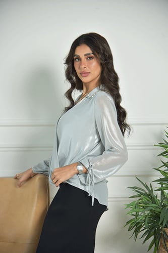 بلوزة شيفون فضي لامعة بأكمام طويلة