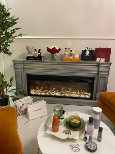 مدفأة خشبية بلون رمادي معتق