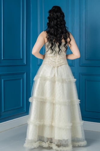 فستان سهرة تل بتصميم طبقات أنثوي وفخم