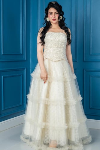 فستان سهرة تل بتصميم طبقات أنثوي وفخم