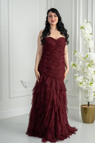 فستان سهرة بتفاصيل قصاقص من التل