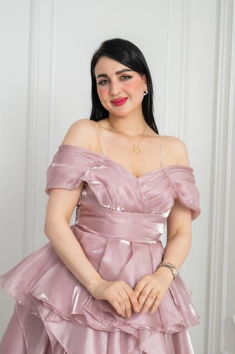 فستان سهرة وردي لامع وأنيق بنمط طبقات متدرجة