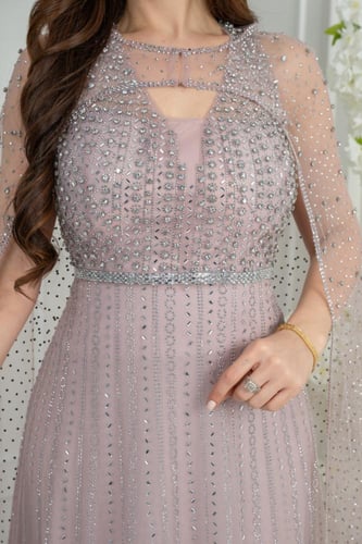 فستان سهرة وردي غباري فاخر بتطريز كريستال وكاب ملك...