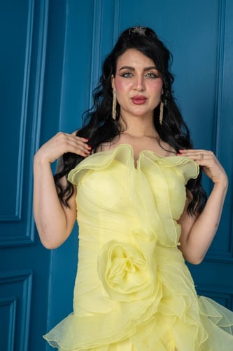فستان سهرة باللون الليموني