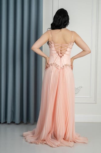 فستان سهرة بليسيه بلمسة فخامة وانسيابية ناعمة