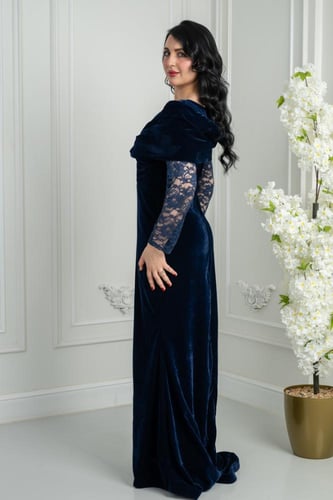 فستان مخمل بكم تل دانتيل لإطلالة أنثوية