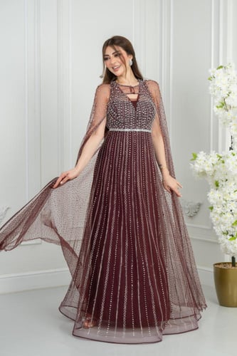 فستان سهرة خمري فاخر بتطريز كريستال وطبقة تول فخمة