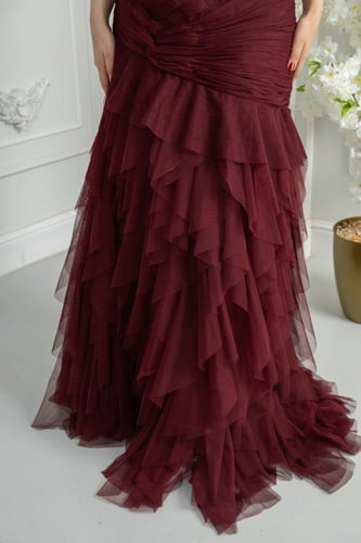 فستان سهرة بتفاصيل قصاقص من التل