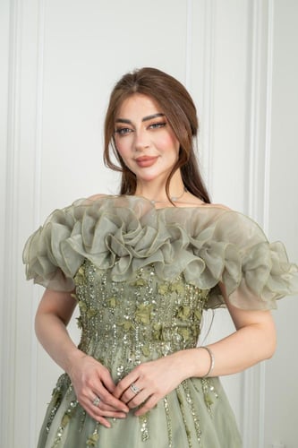 فستان سهرة بتفاصيل قصاقص تل