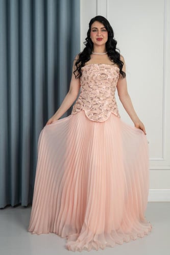 فستان سهرة بليسيه بلمسة فخامة وانسيابية ناعمة