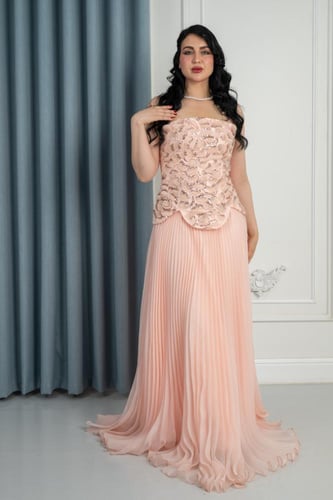 فستان سهرة بليسيه بلمسة فخامة وانسيابية ناعمة