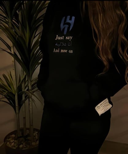 هودي بسحاب اسود مع تطريز الشعار