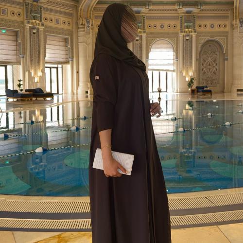 عباية جود - نوع القماش ( كريب كلوديا ) نص كلوش اللون كاكي غامق