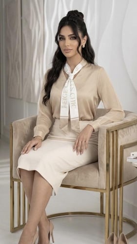 بلوزة "بيج شيك" الحريرية بربطة عنق (Beige Chic Sil...