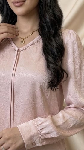 بلوزة ساتان بياقة V وتفاصيل لؤلؤية (Pearl-Detail T...