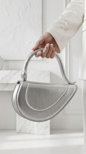 "كلتش سيربنت الفضي" (Serpent Silver Clutch)