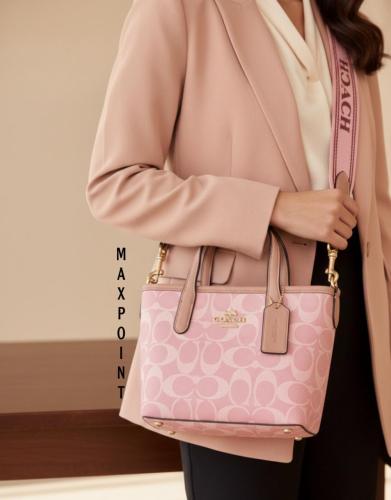 حقيبة أنيقة من ماركة كوتش (Coach)