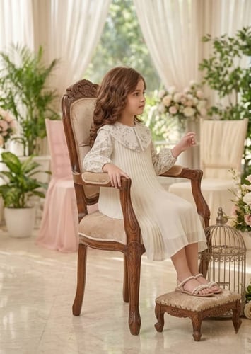 فستان الكريمي الكلاسيكي