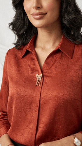 "بلوزة أورورا الساتان المنقوشة" (Aurora Embossed S...