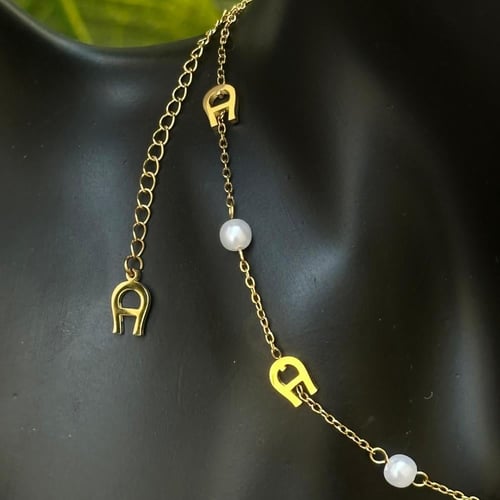 طقم Aigner سلسال مع حلق ذهبي