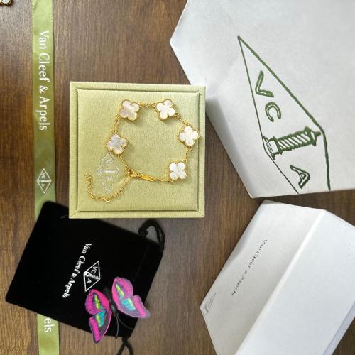 اسوارة فان كليف ذهبي لؤلؤي 5 وردات