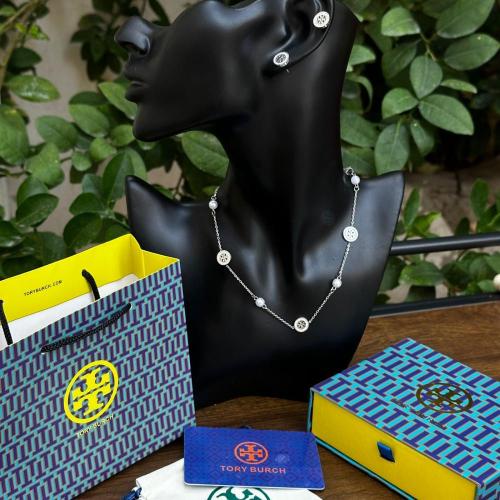 طقم توري بورش فضي بفصوص وخرز أبيض