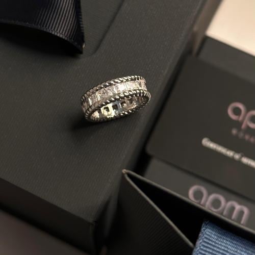 خاتم apm مرصع بالفصوص - فضي