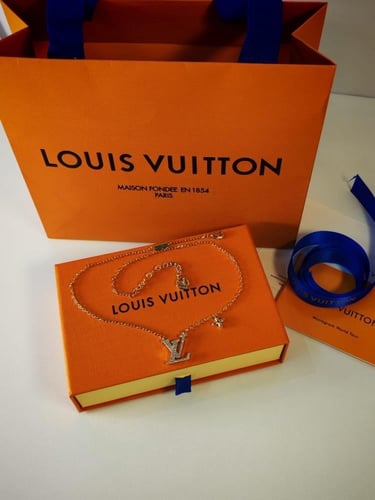 سلسال Louis Vuitton شعار LV مرصّع بفصوص