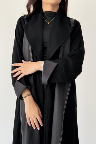 A73-عباية بتقسيمات طولية انيقة