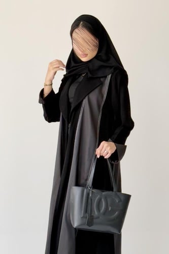 A73-عباية بتقسيمات طولية انيقة
